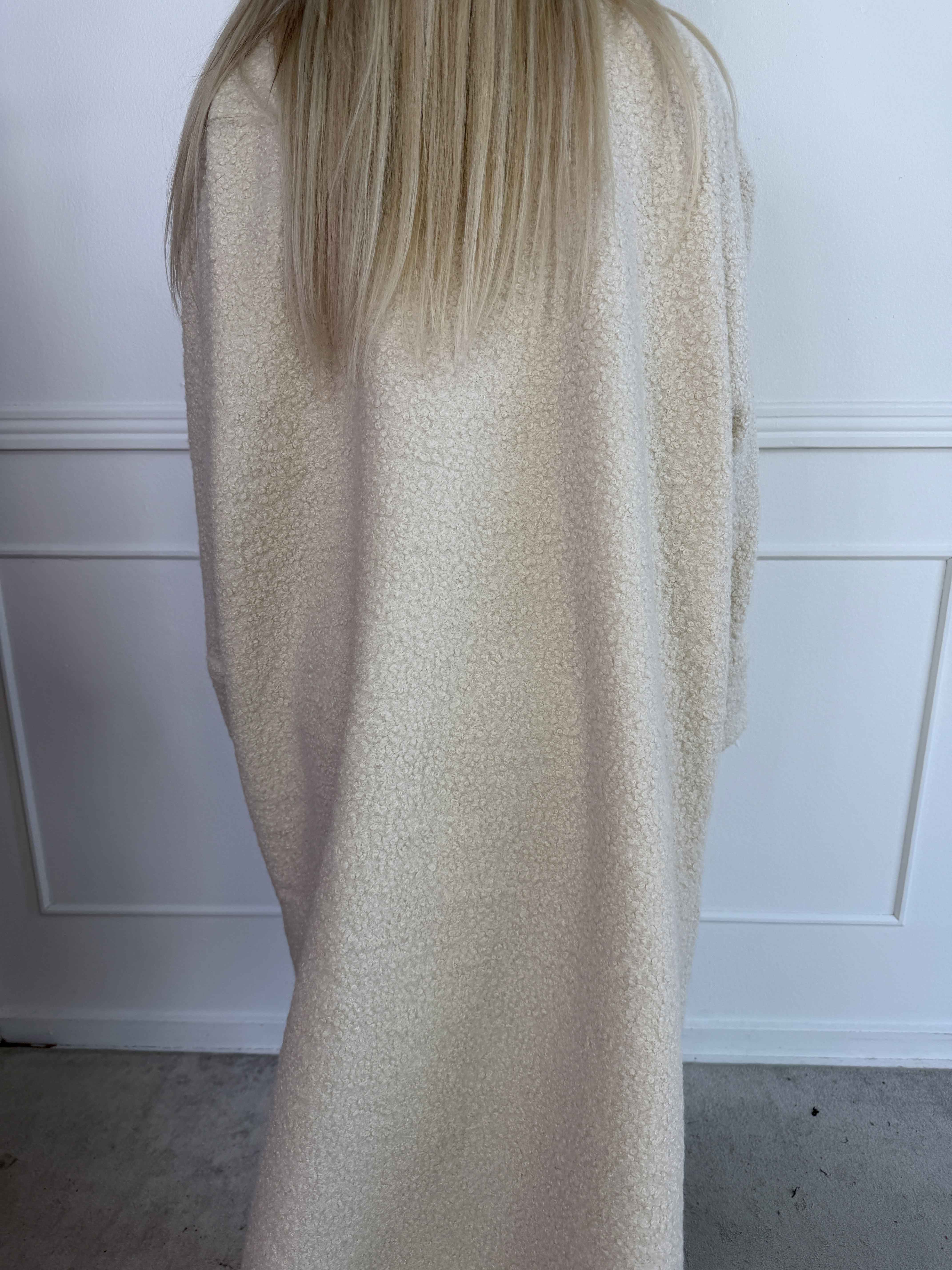 Annah Teddy - Oversized frakke i blødt teddy-stof med tydelige syninger og store lommer